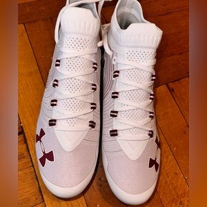 Men’s Ua mid RM Baseball cleats . Padded collard & hell construction .